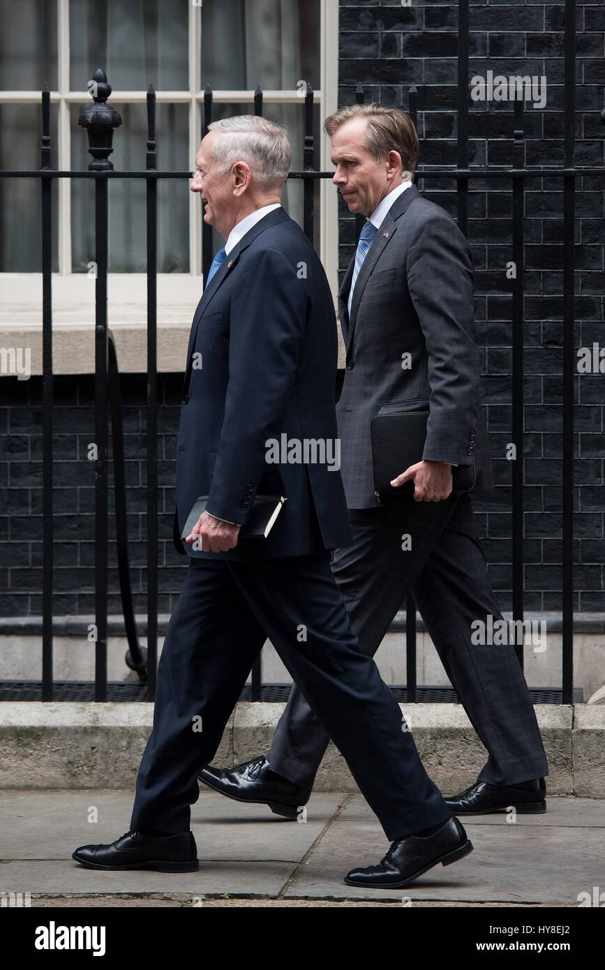 US-Verteidigungsminister Jim Mattis, geht links, 10 Downing Street mit Schauspiel-US-Botschafter Lew Lukens für ein bilaterales Treffen mit britischen Premierministers Theresa Mai 31. März 2017 in London, Vereinigtes Königreich. Stockfoto