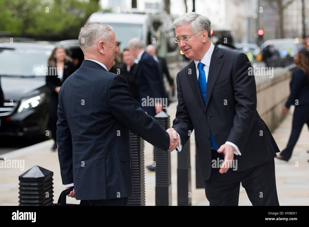 US-Verteidigungsminister Jim Mattis wird von britischen Defence Minister Sir Michael Fallon, richtig, im Ministerium der Verteidigung für bilaterale Treffen 31. März 2017 in London, Vereinigtes Königreich begrüßt. Stockfoto