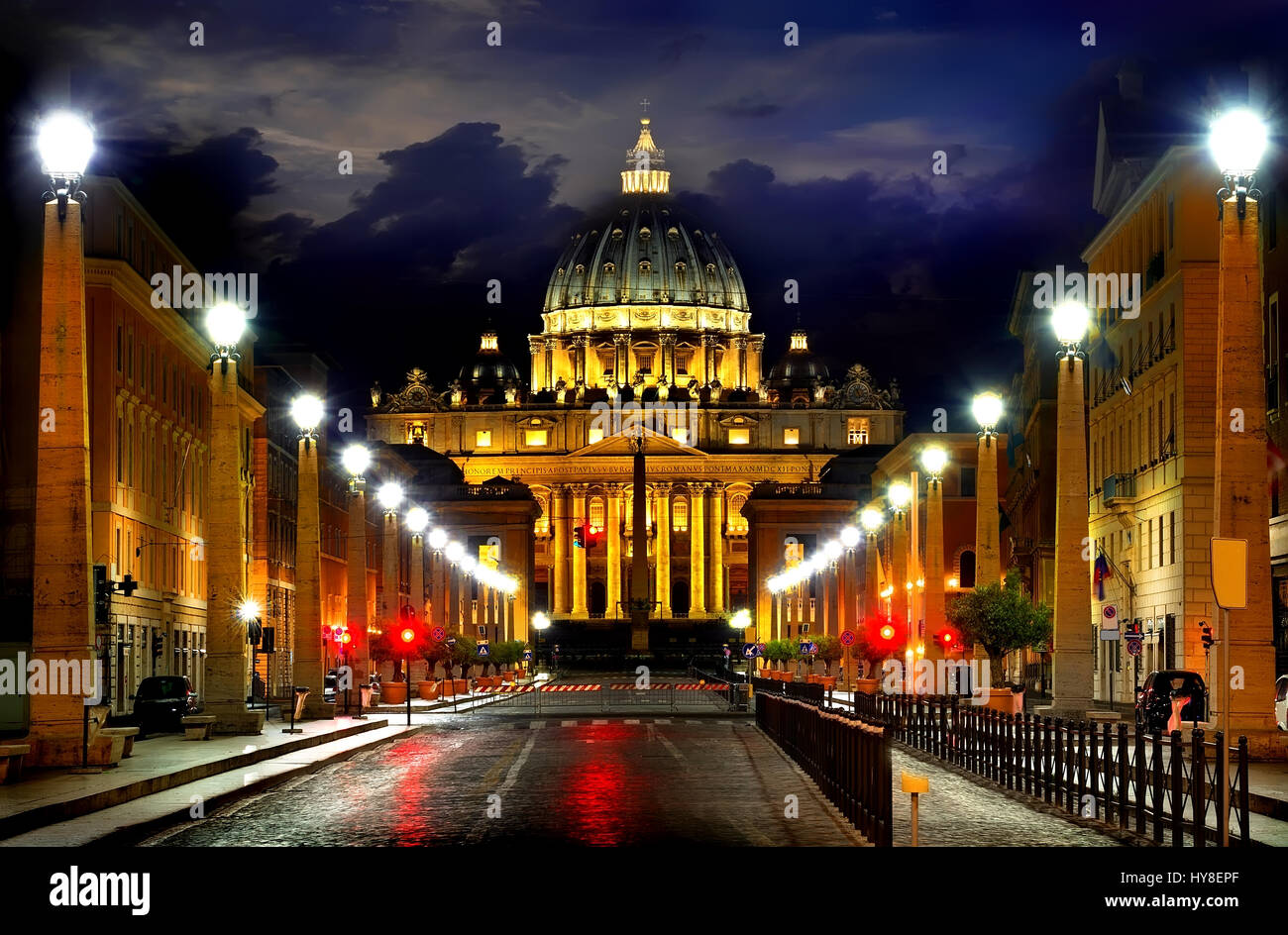 Weg zum Vatikan und bewölkten Himmel bei Nacht, Italien Stockfoto