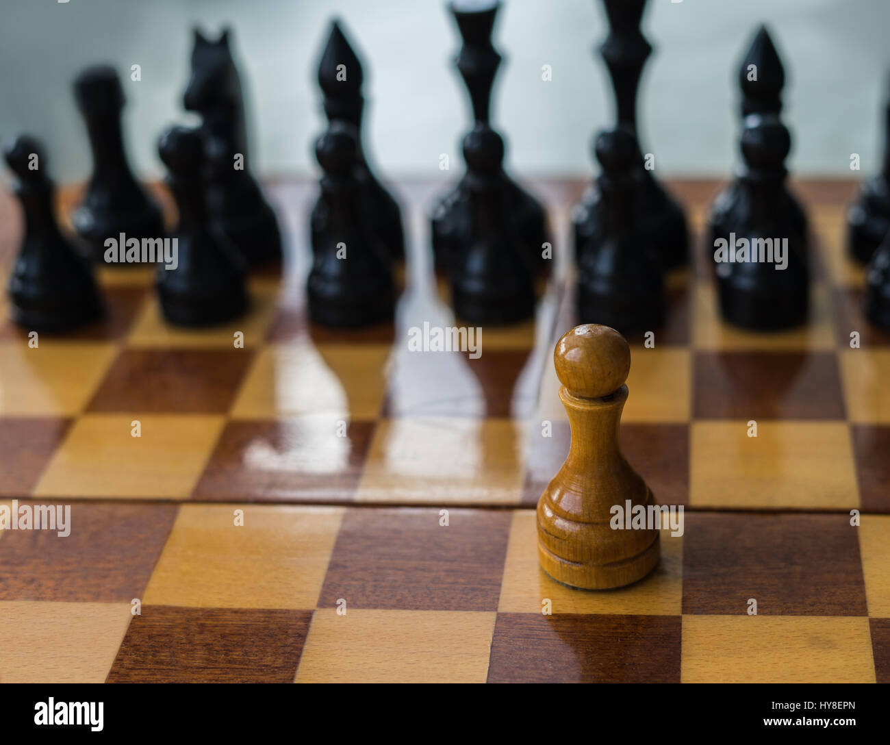 Weiß Schach Bauern allein auf einem Schachbrett. konzeptionelle Foto allein kämpfen und die Schwierigkeiten des Lebens alleine zu überwinden. Selbstmotivation. Stockfoto
