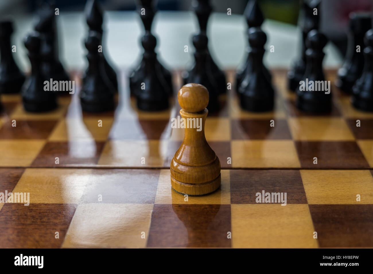 Weiß Schach Bauern allein auf einem Schachbrett. konzeptionelle Foto allein kämpfen und die Schwierigkeiten des Lebens alleine zu überwinden. Selbstmotivation. Stockfoto