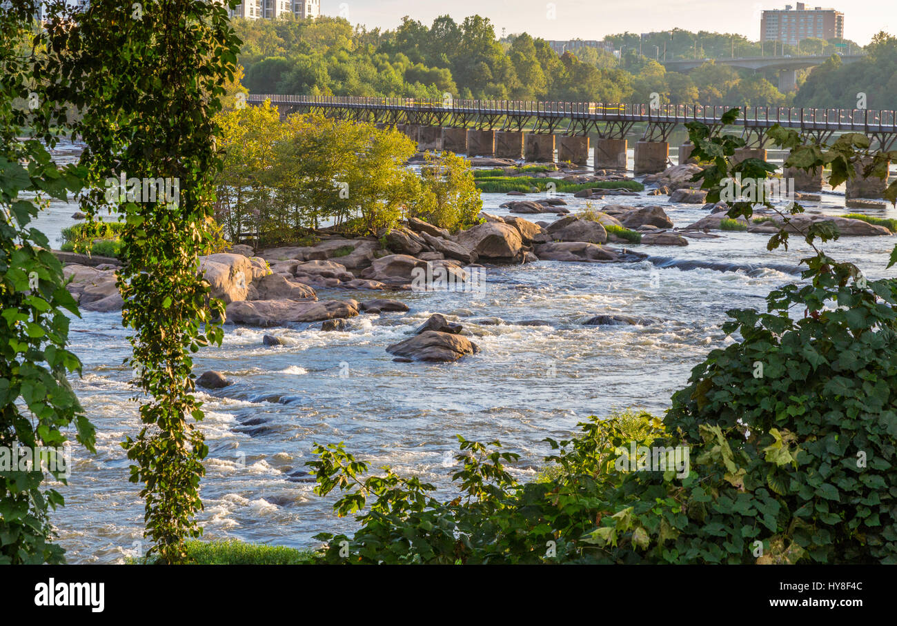 Richmond, Virginia.  Stromschnellen des James River, Potterfield Fußgängerbrücke. Stockfoto