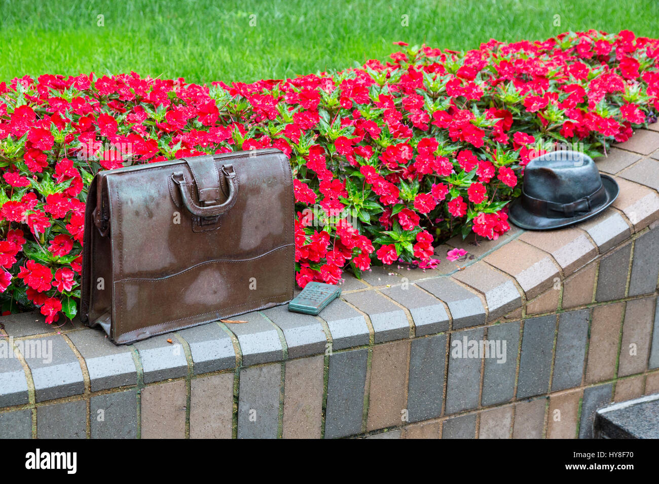 Richmond, Virginia.  Skulptur im öffentlichen Raum: Vergessene Aktentasche, Taschenrechner und Hut.  Park Sterling Bank Gärten. Stockfoto