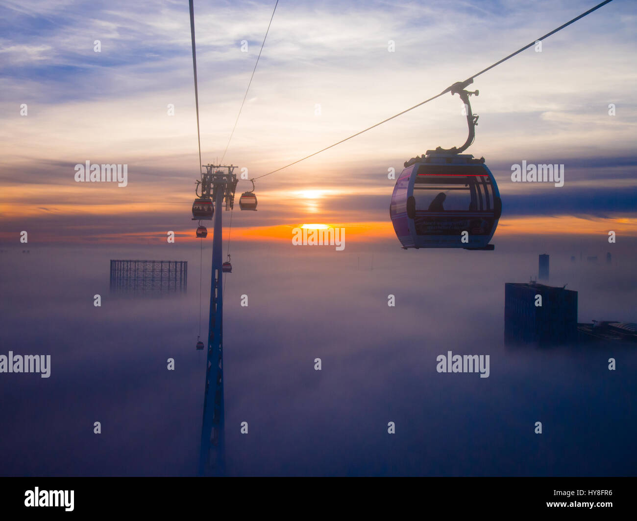 Die Emirates Air Line, bei Sonnenuntergang, während die 2013 Cloud-inversion Stockfoto