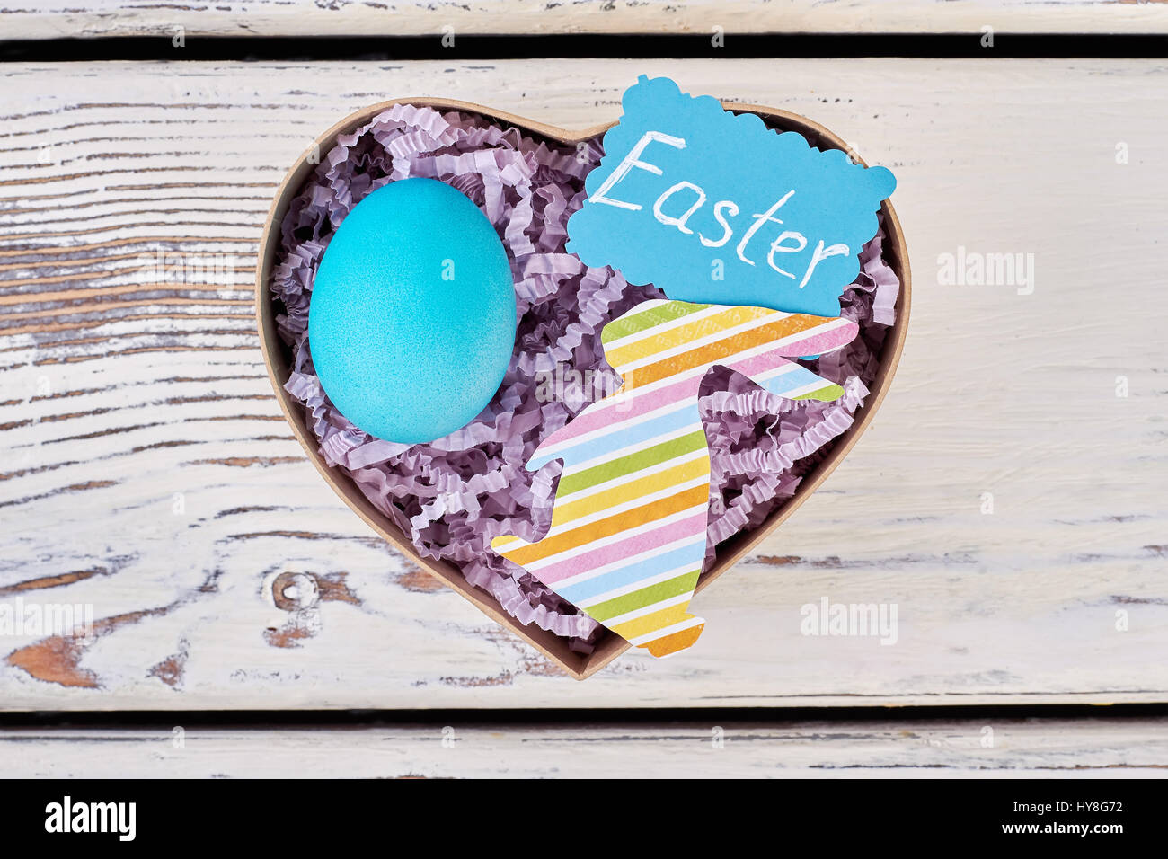 Geschenk-Box, Ostern Grußkarte. Blau lackierten Hühnerei. Stockfoto