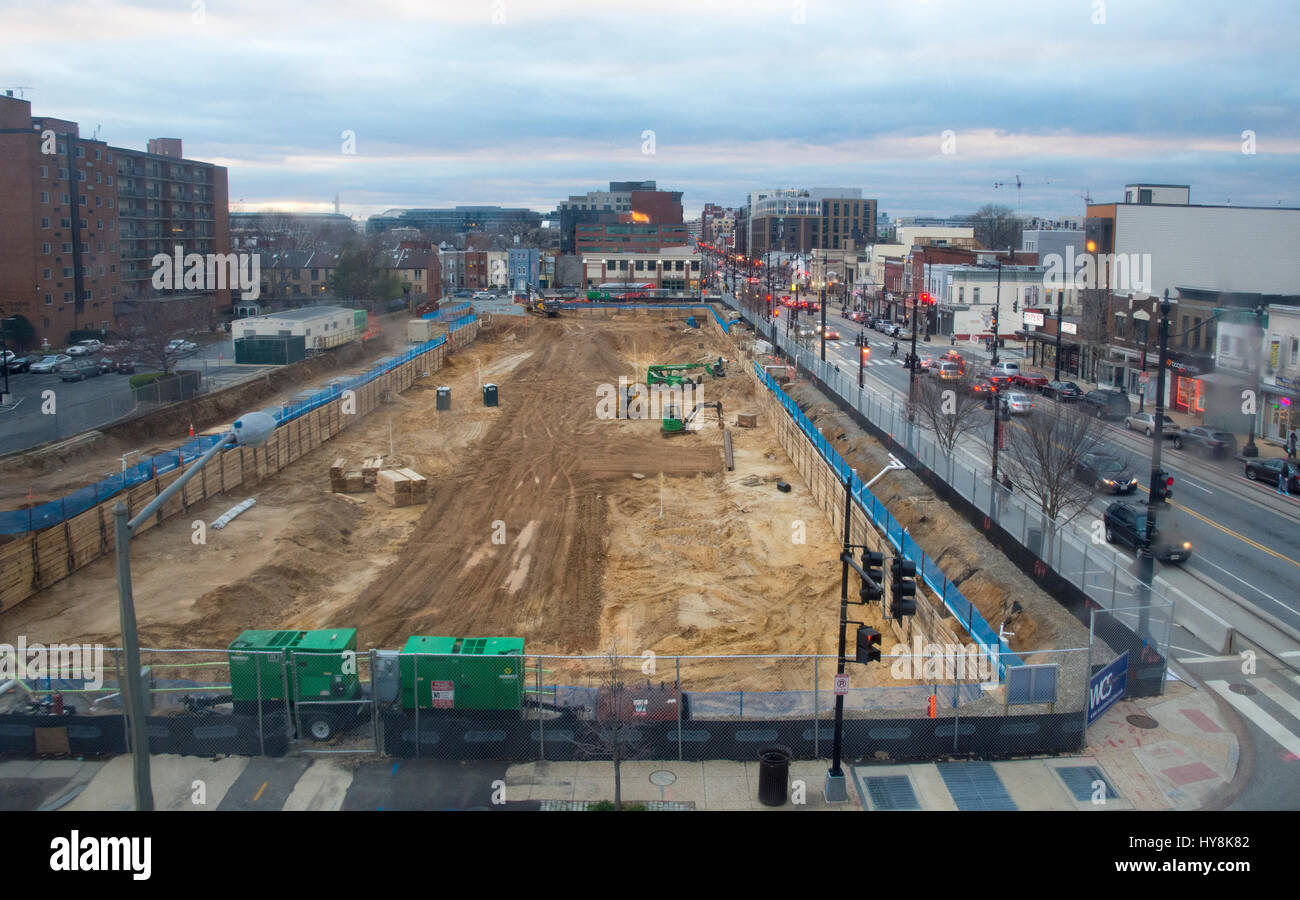 Website eines Dilapedated Shopping Centers ist für eine große gemischte Nutzung Entwicklung auf H Street NE in Washington, DC vorbereitet. Stockfoto