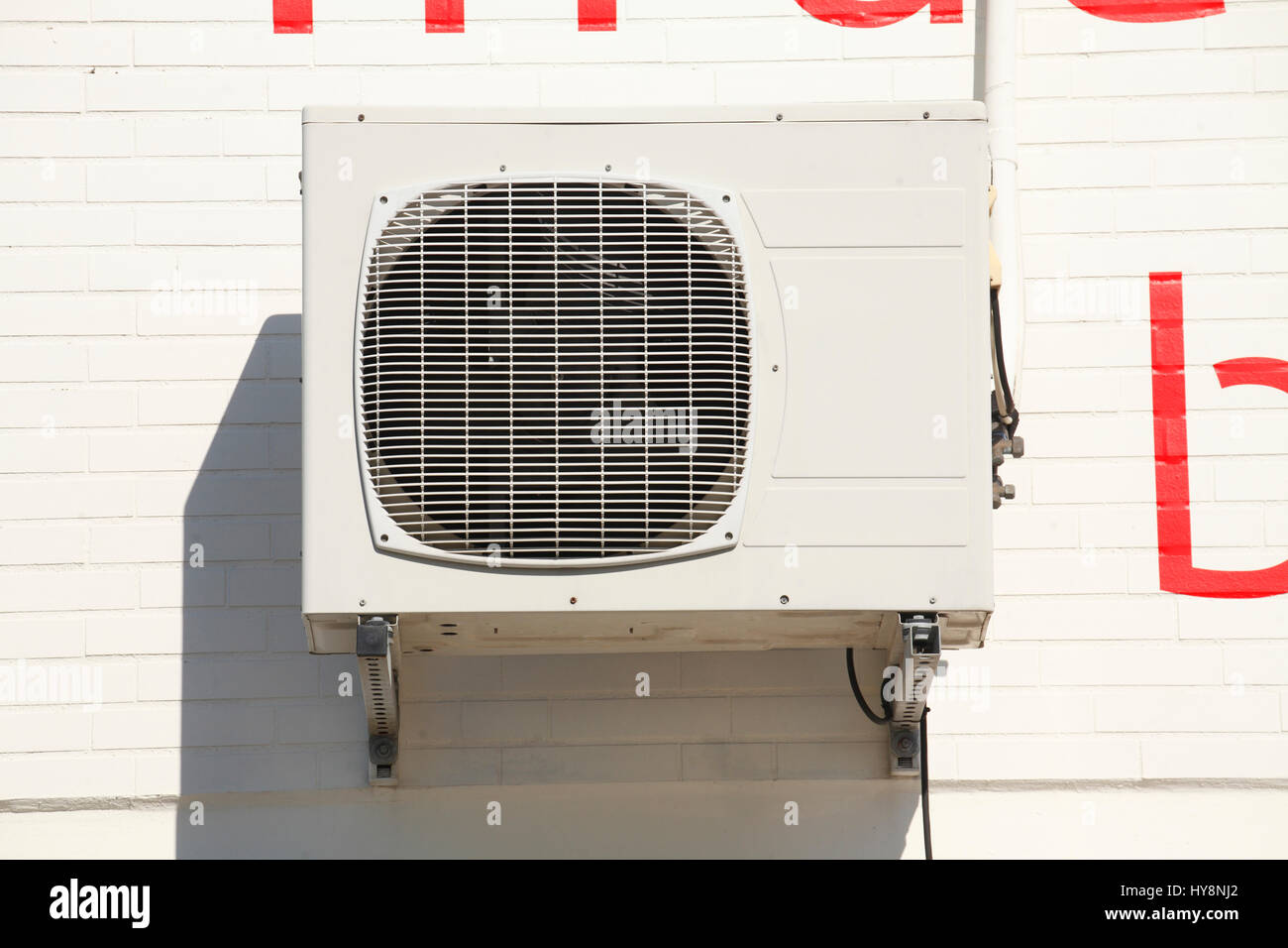 Klimaanlage auf einer Hauswand Stockfoto