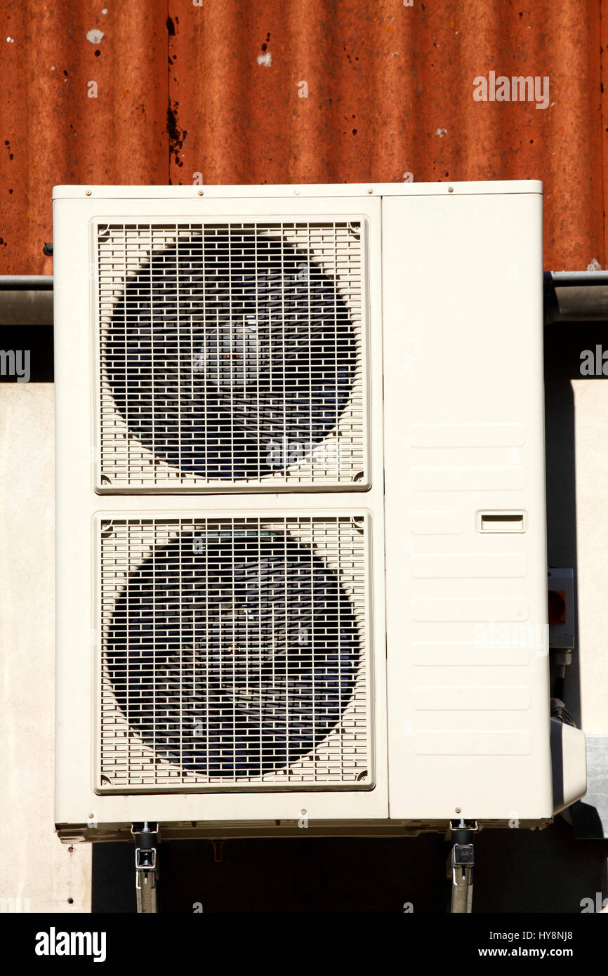 Klimaanlage auf einer Hauswand Stockfoto