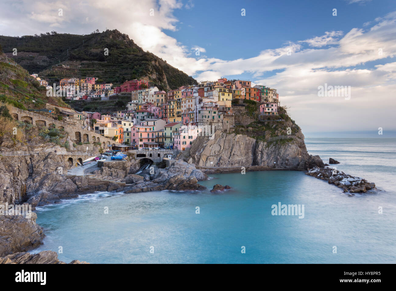 Das kleine Dorf Manarola, eines der Cinque Terre, gelegen in der Provinz von La Spezia, Ligurien, Italien. Stockfoto