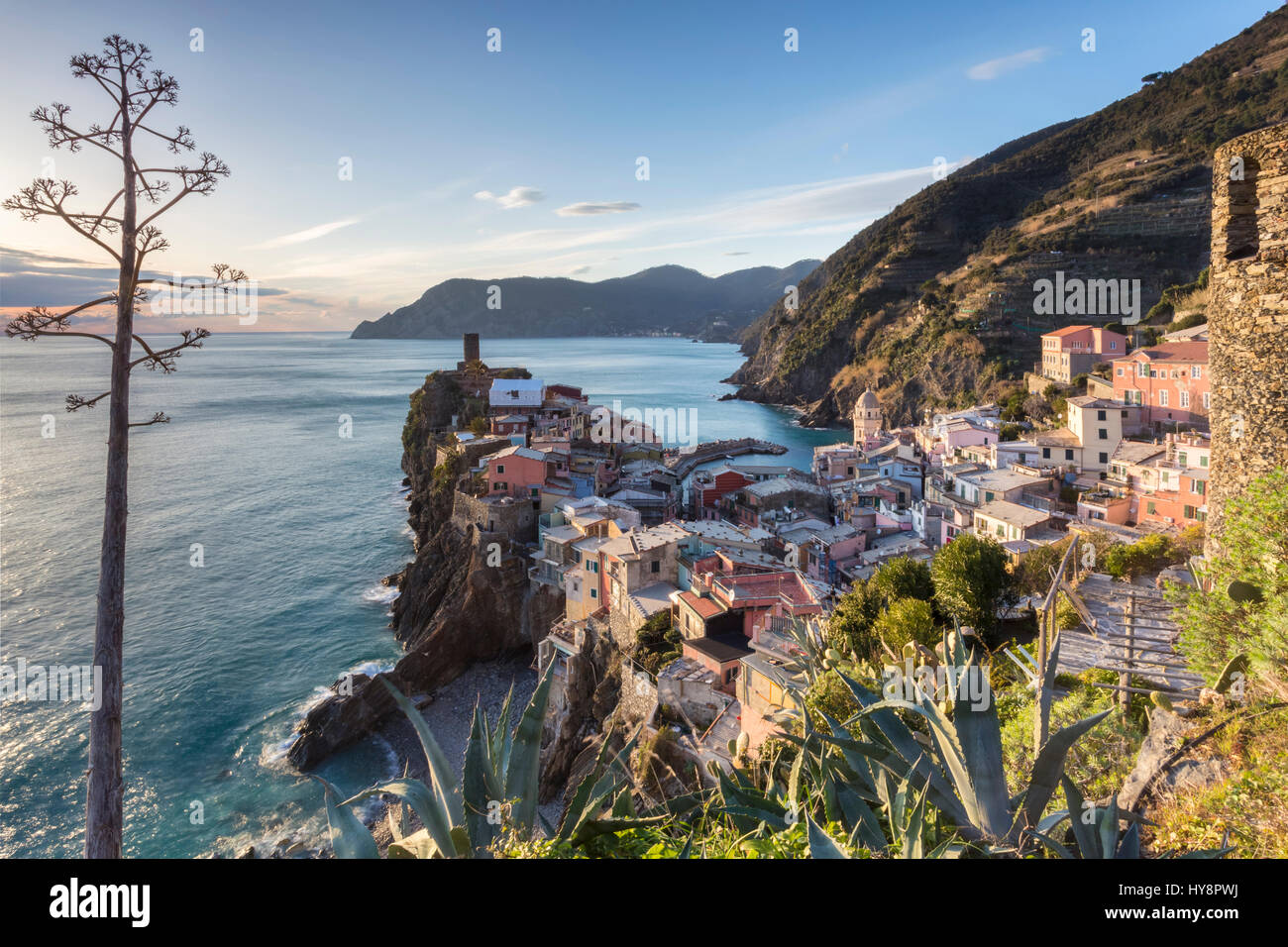 Sonnenuntergang im Hafen des Dorfes von Vernazza, Nationalpark Cinque Terre, Provinz La Spezia, Ligurien, Italien. Stockfoto