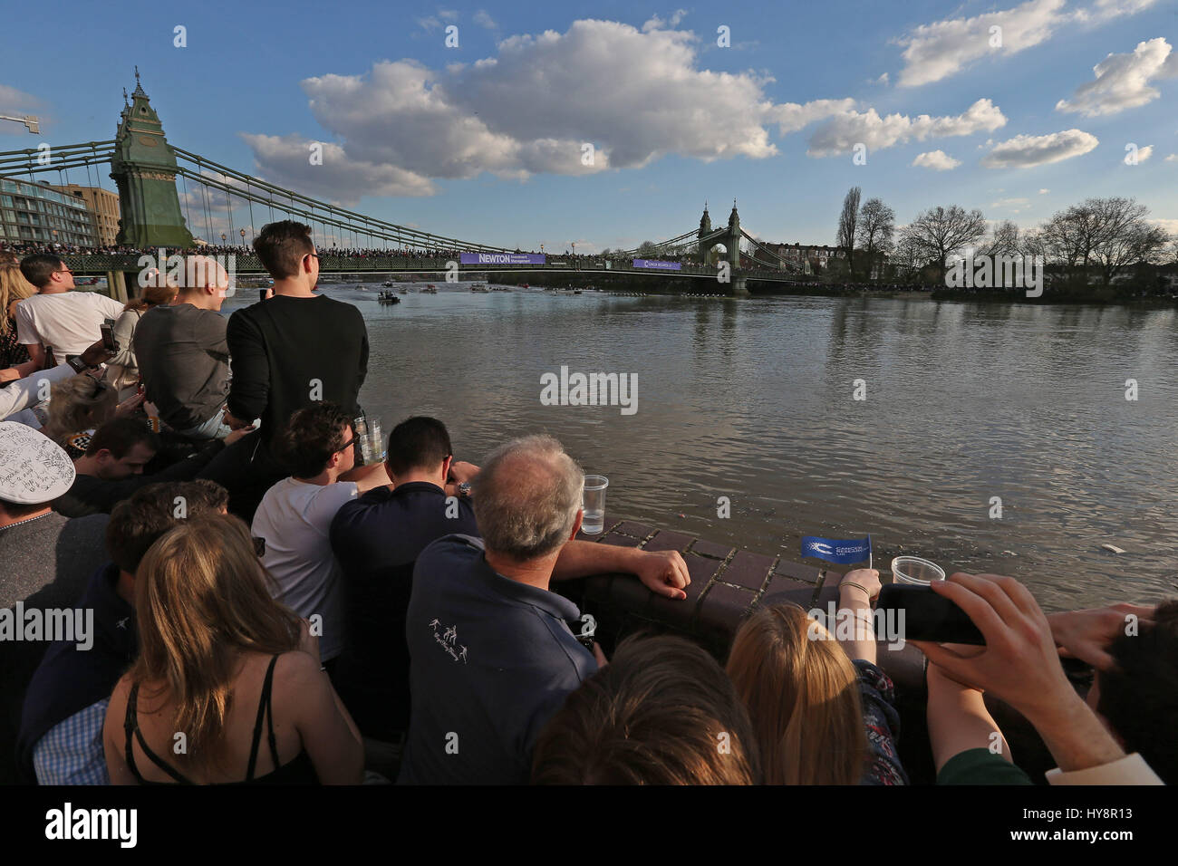 Zuschauer in der Nähe von Hammersmith Bridge in London Uhr Herren 2017 Cancer Research UK Boat Race zwischen Oxford und Cambridge. Stockfoto