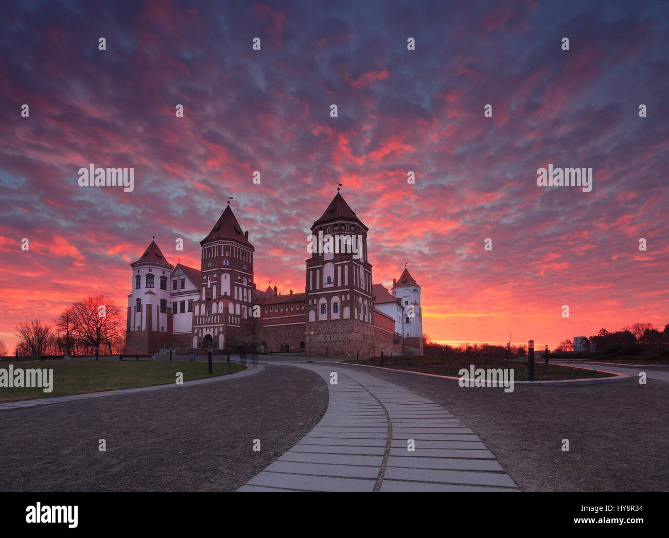 Mirsky Burg bei Sonnenuntergang. Rote Wolken über der alten Burg. Schönen historischen Hintergrund. Stockfoto