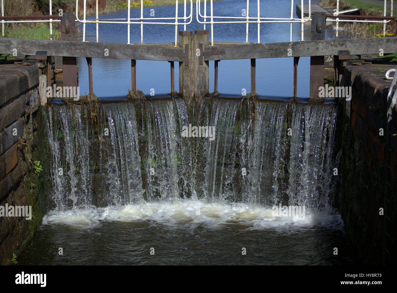 Schloss Wasserfall Sonnentag kurze Verschlusszeit Stockfoto