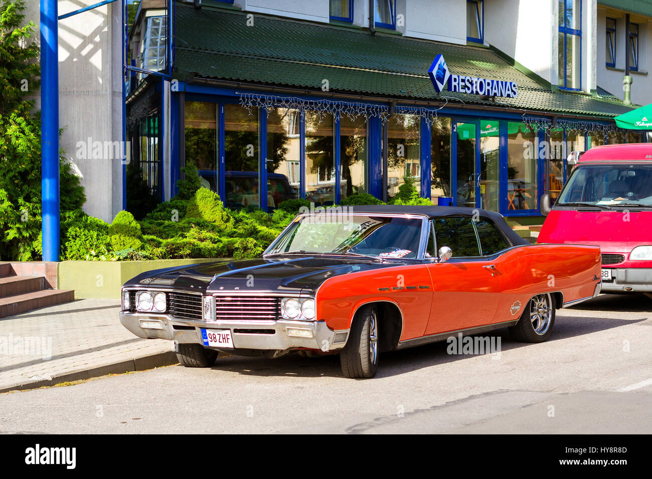 Palanga, Litauen - 12. August 2012: Parade der alten amerikanischen Oldtimer Buick auf Haupttransport Autobahn im litauischen Kurort. Klaipeda-Grafschaft Stockfoto