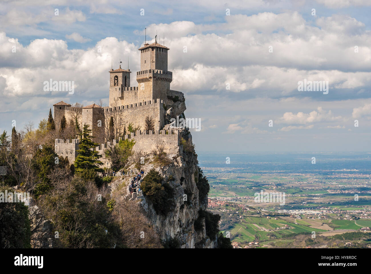 Die Festung von Guaita in San Marino; Ebenen der Romagna im Hintergrund Stockfoto