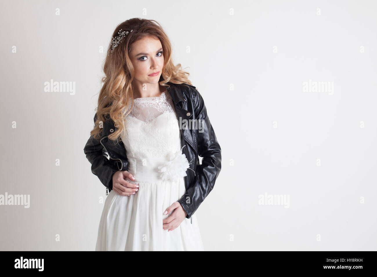 Braut Hochzeit Kleid Und Leder Jacke Stockfotografie Alamy