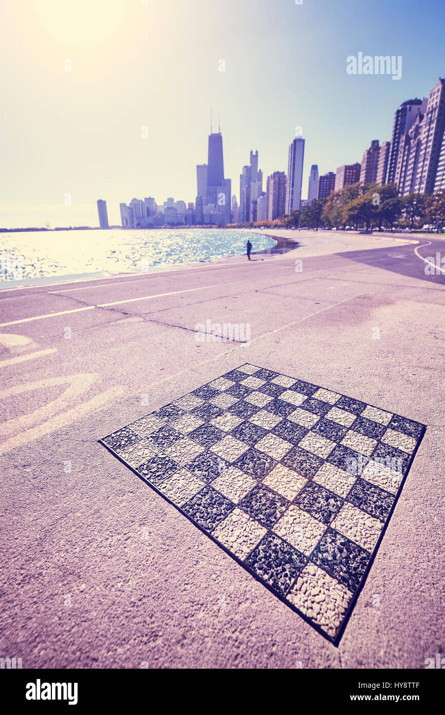 Schachbrett im freien dauerhaft an Chicago Waterfront, Fokus auf den Vordergrund, Farbe toning angewandte, USA. Stockfoto