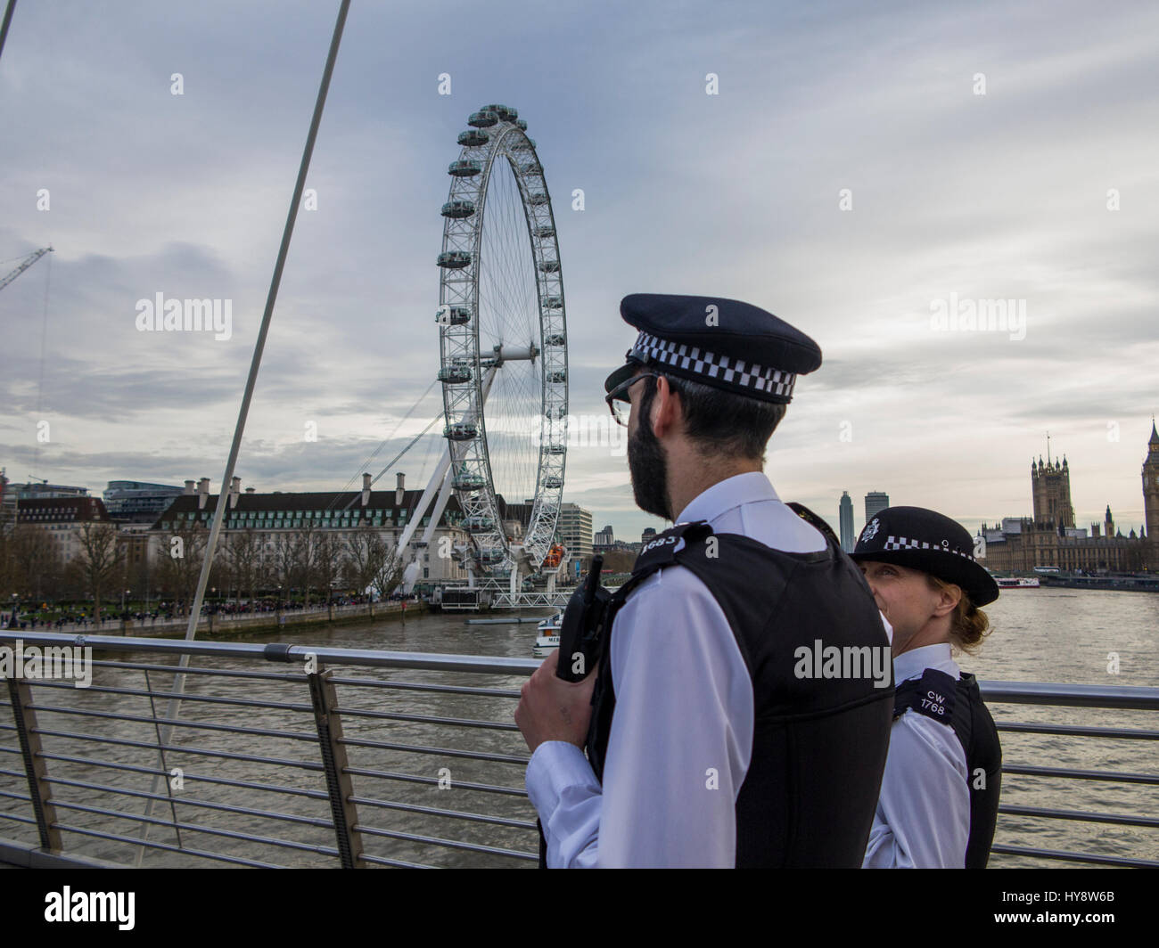 Ein Polizist und eine Frau anwesend in London Stockfoto