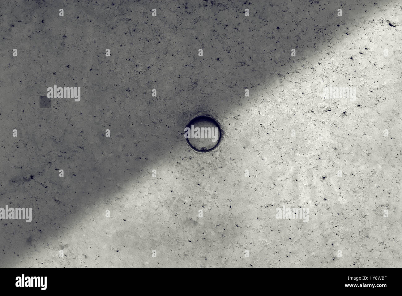 Zusammenfassung Hintergrund Beton Zement Wand Textur mit Diagonale Schatten, raue Grunge zerkratzte Oberfläche Stockfoto