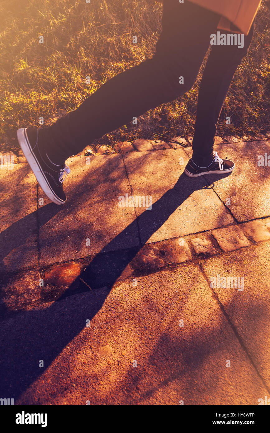 Mann in Eile, Motion blur männliche Beine laufen auf der Straße Stockfoto