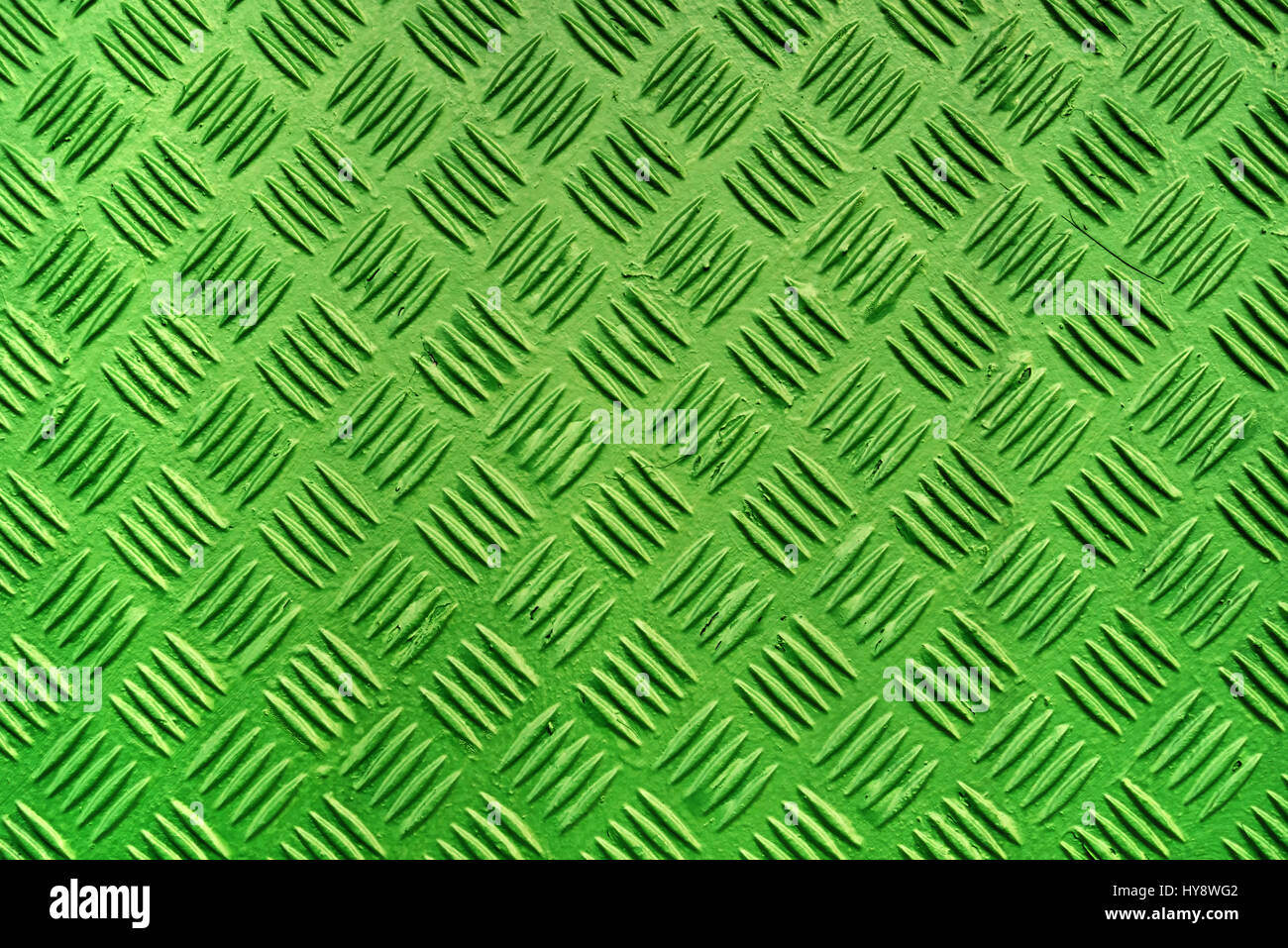 Grüner Metall Oberfläche Hintergrund mit sich wiederholenden Rautenmuster, alte verwendet gemalt industrielle metallische Platte Textur Stockfoto