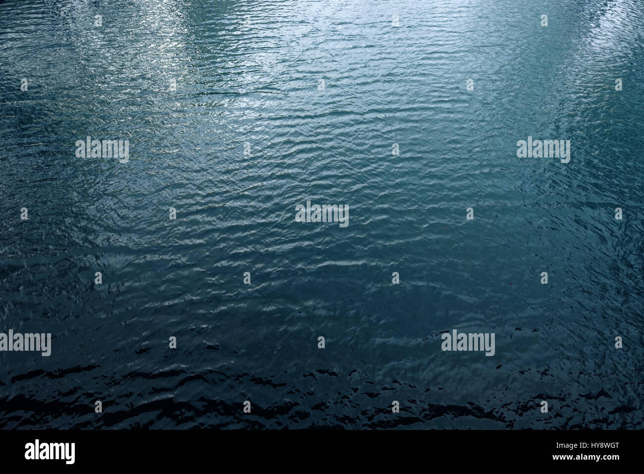 Wasseroberfläche blauen Fluss, Blick von der Brücke Stockfoto