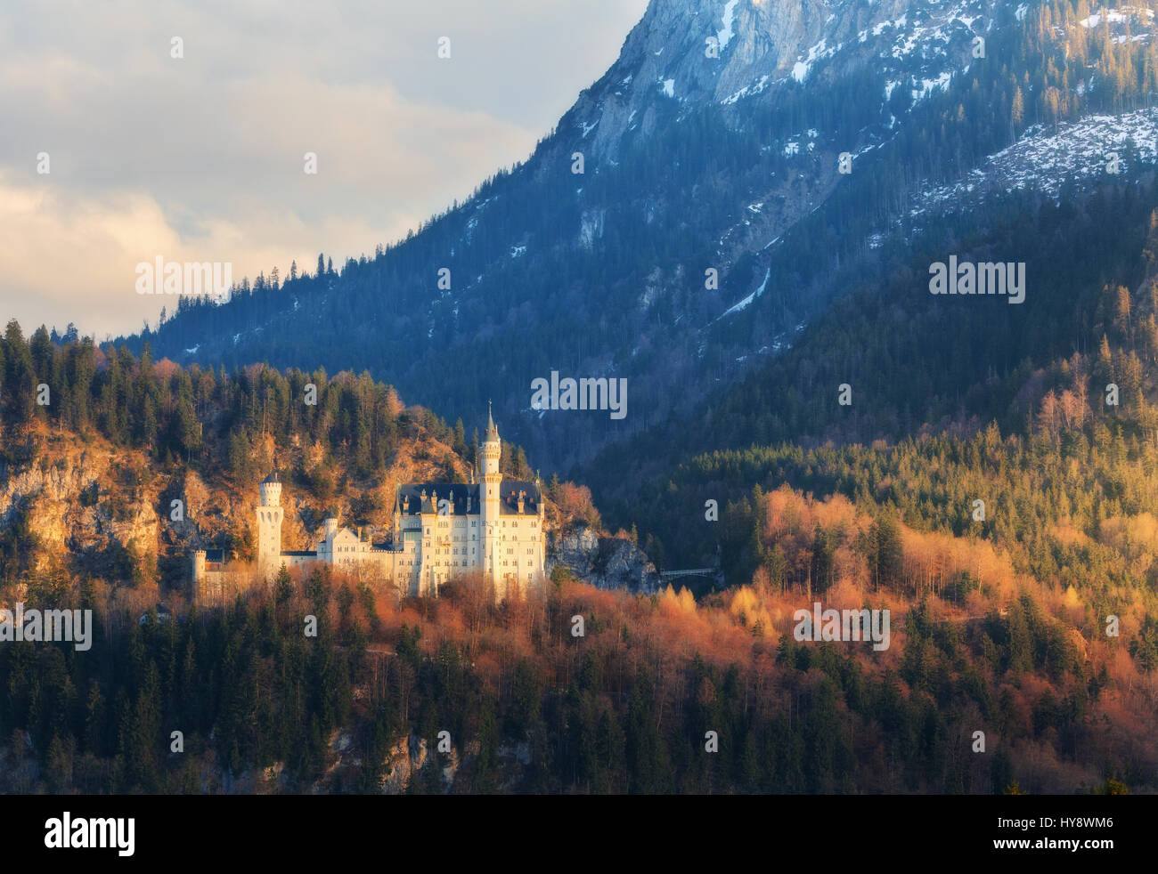 Das berühmte Schloss Neuschwanstein auf dem Hügel und Berg Wald bei Sonnenaufgang in Deutschland. Erstaunlich bunten Frühlingslandschaft mit Burg, Berge, gree Stockfoto