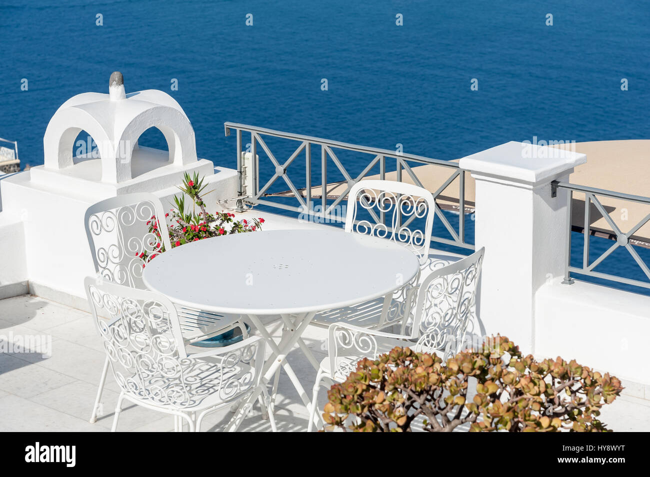 Schöne Terrasse über dem Meer von Santorini - Griechenland Stockfoto