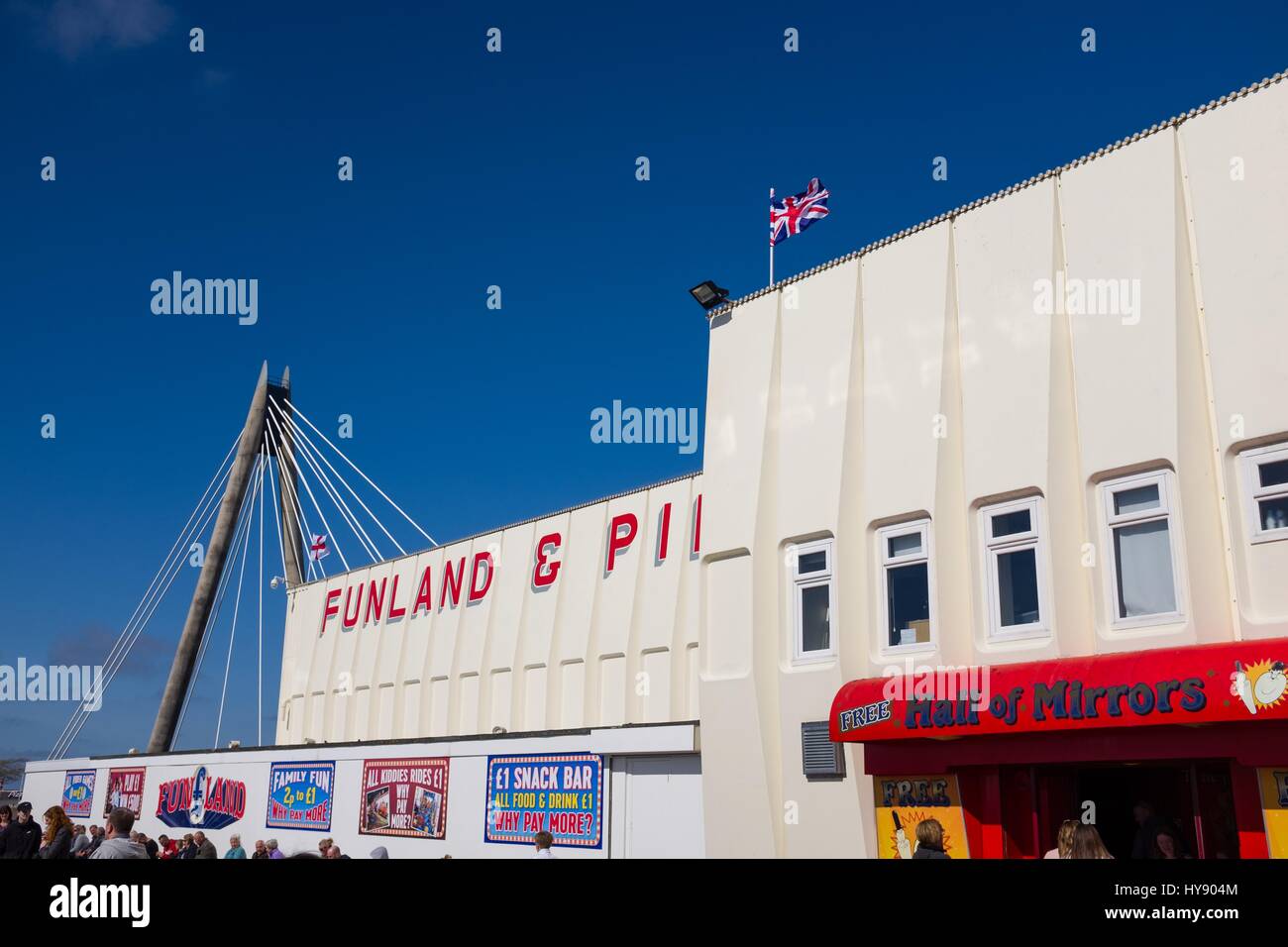 Funland Arcade aufbauend auf Southport Pier mit Marine Art Hängebrücke im Hintergrund Stockfoto