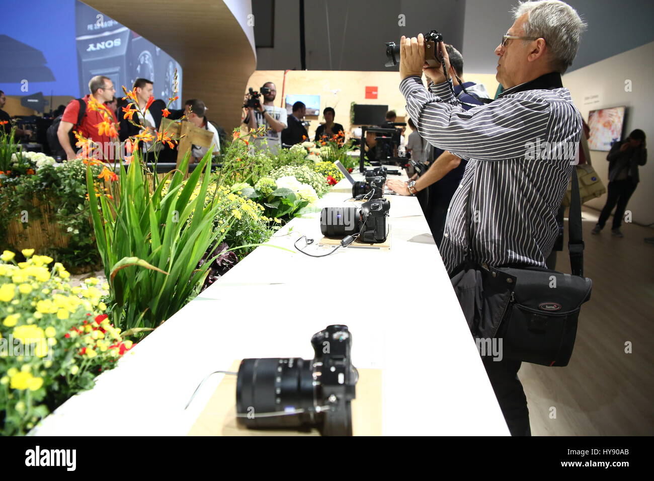 Berlin, Deutschland, 2. Septmeber, 2015: Präsident der Sony Corporation Kazuo Hirai stellt den letzten Geräte bei IFA Consumer Electronics Unlimited. Stockfoto