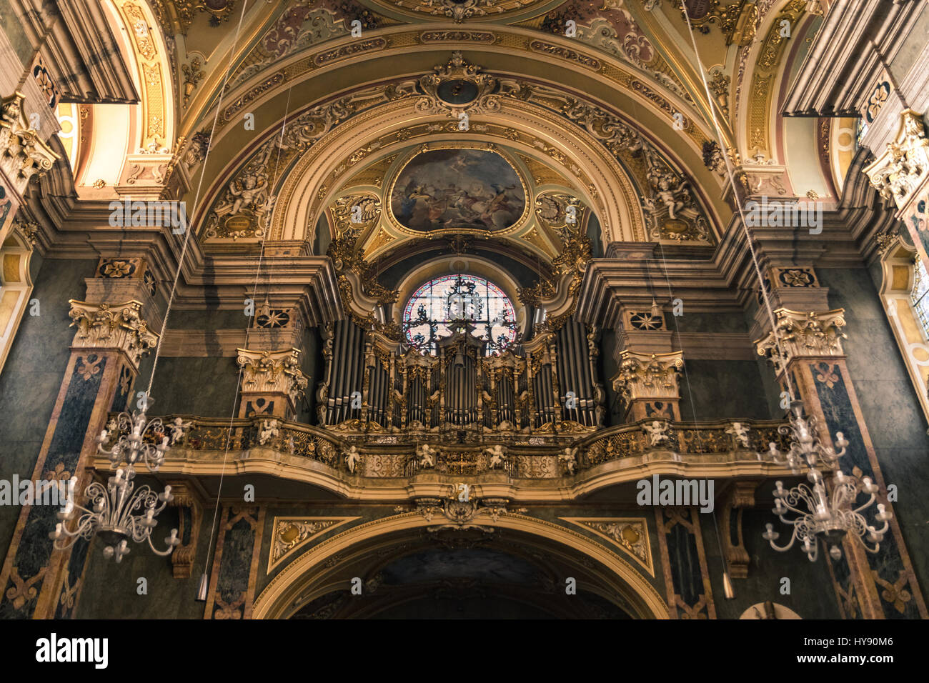 Brixen, Italien - 26. Dezember 2016: Orgel und Empore über dem Eingang der Kathedrale Santa Maria Assunta und San Cassiano in Brixen. Stockfoto