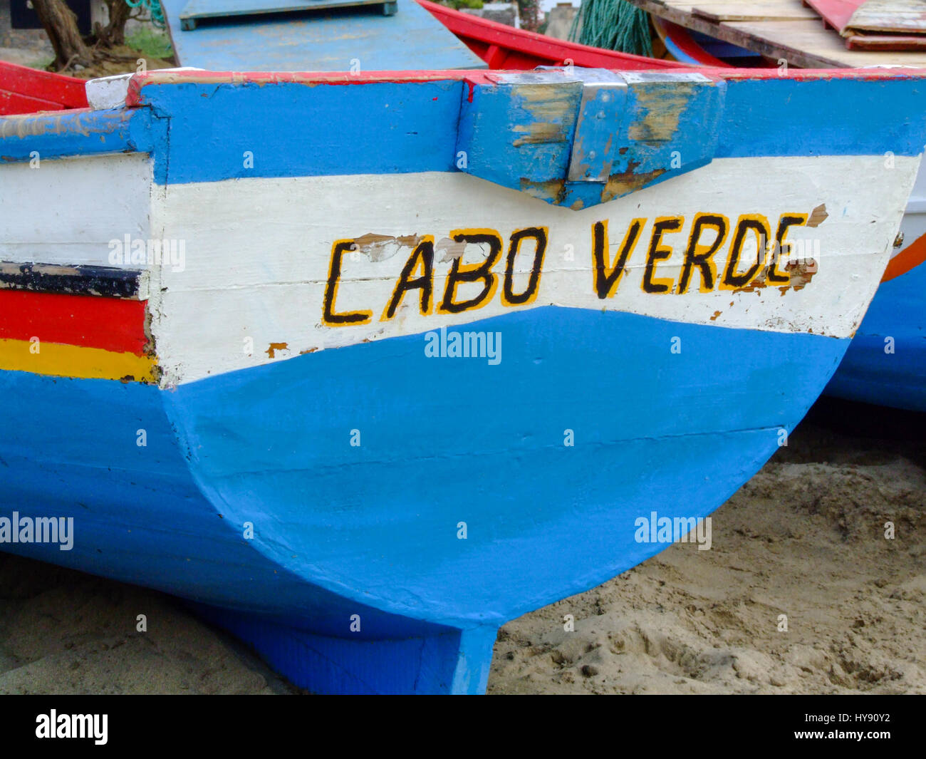 Angeln Ruderboote auf dem Sand am Strand von Tarrafal, Tarrafal, Insel Santiago, Republik Cabo Verde. Stockfoto