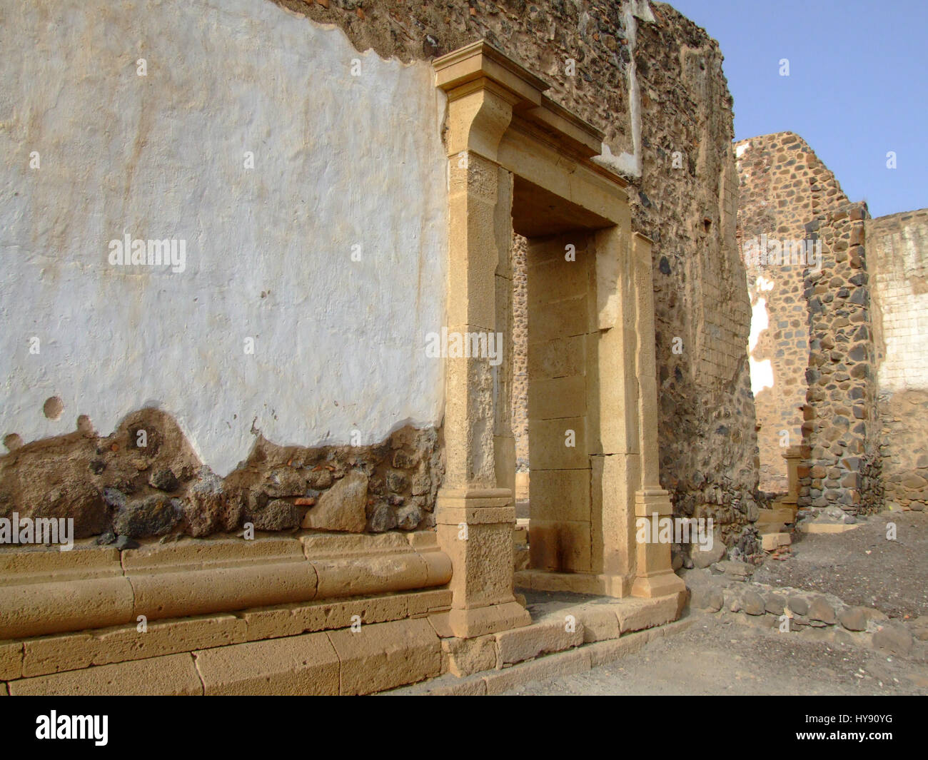 Ruinen der Kathedrale Se, die erste katholische Kathedrale in Afrika, begonnen im Jahre 1556 erbaut.  Jetzt in Ruinen in Cidade Velha, dem ersten europäischen kolonialen Satz Stockfoto