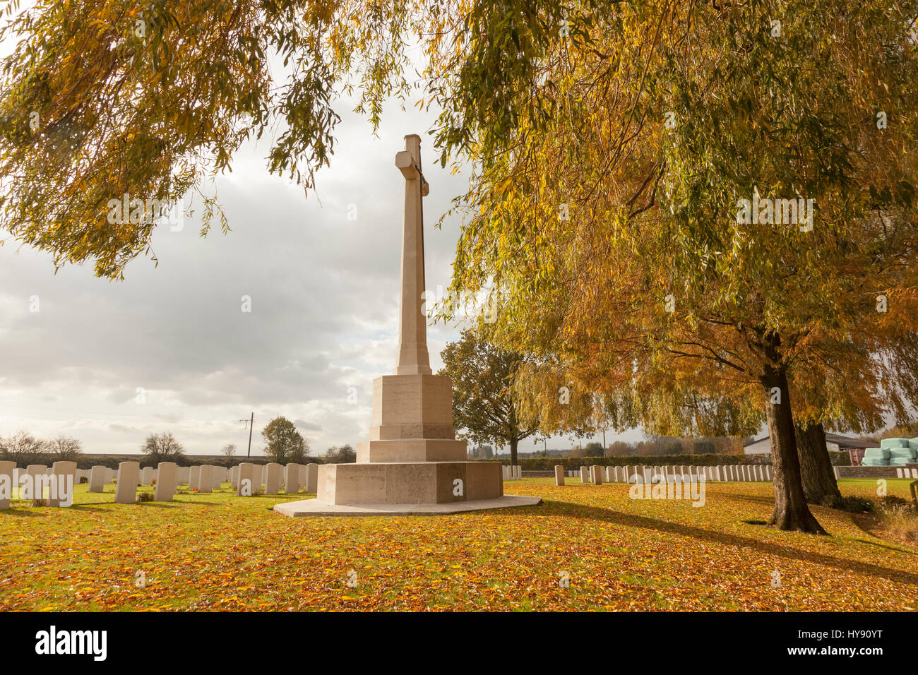 Das "Kreuz des Opfers" an einem schönen Herbsttag am "Bahnhof Unterstände Burial Ground", Ypern, Belgien Stockfoto