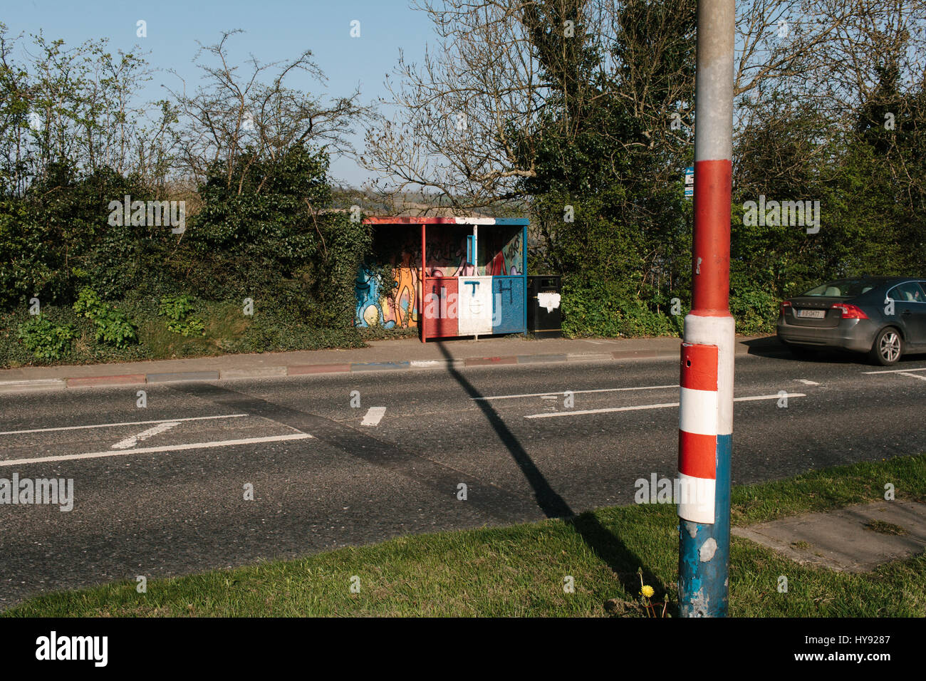 Loyalist Farben gemalt auf eine Bushaltestelle in der Nähe von Londonderry, Nordirland. Stockfoto
