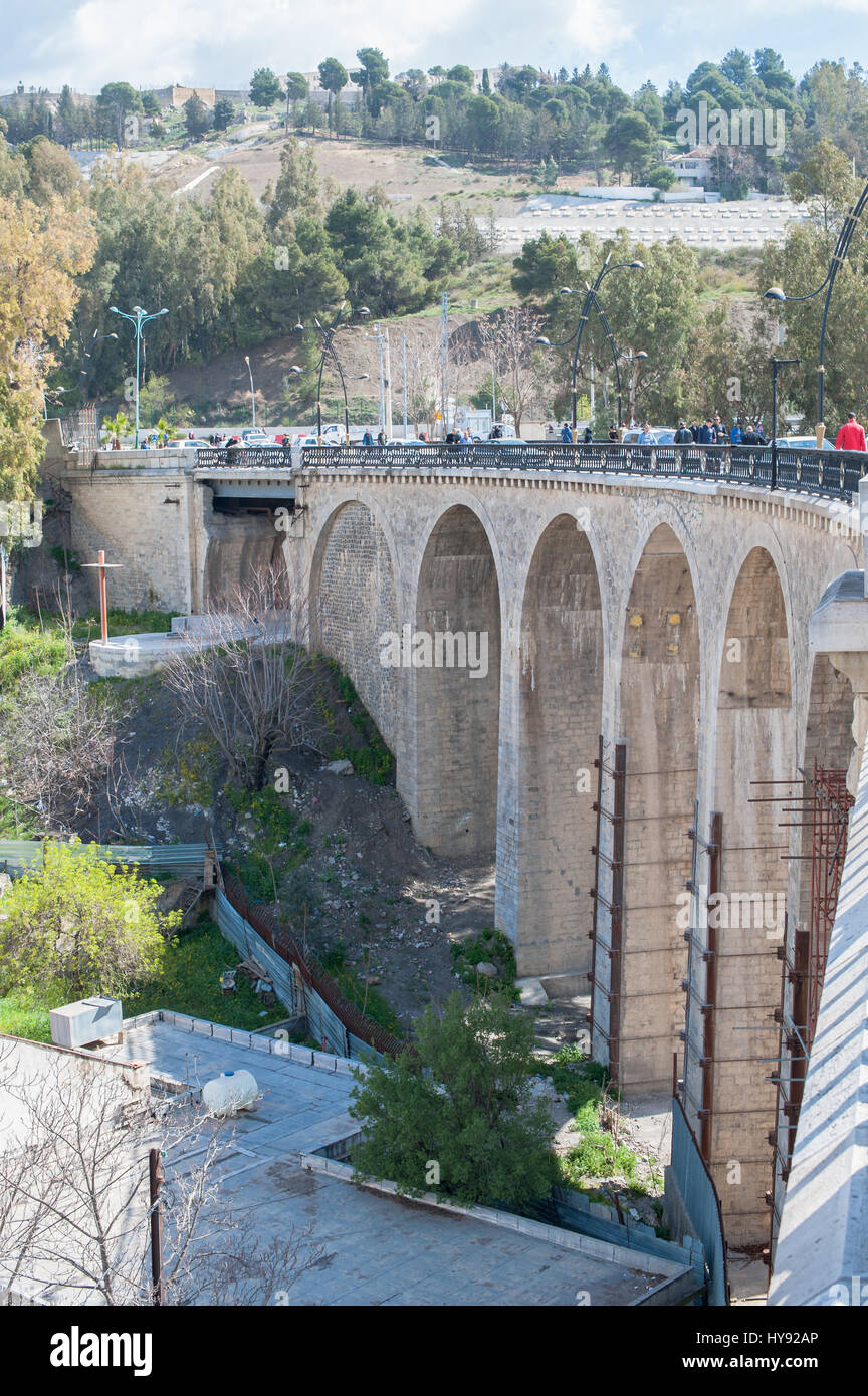 CONSTANTINE, Algerien - 7. März 2017: Sidi Rasheed Brücke Teil der Rhumel Standortwahl hoch auf den Felsen mit Blick auf die Altstadt. Diese Brücken existieren Stockfoto