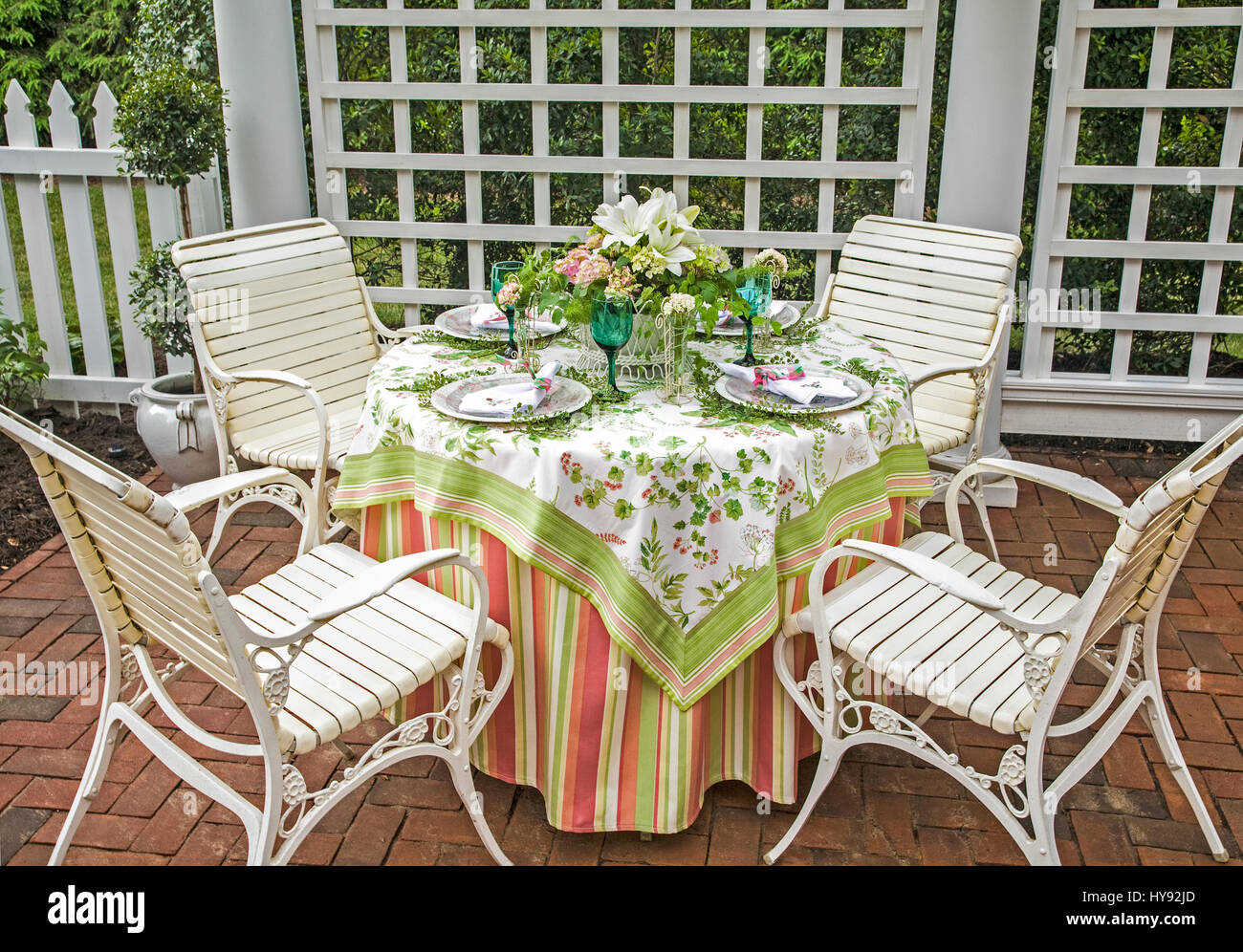 Gartenzimmer Esstisch mit Geschirr, Terrasse im Freien, Gitterrost,  Lancaster County, Pennsylvania, USA, Cottage Garden Chair alte Tischstühle  Stockfotografie - Alamy