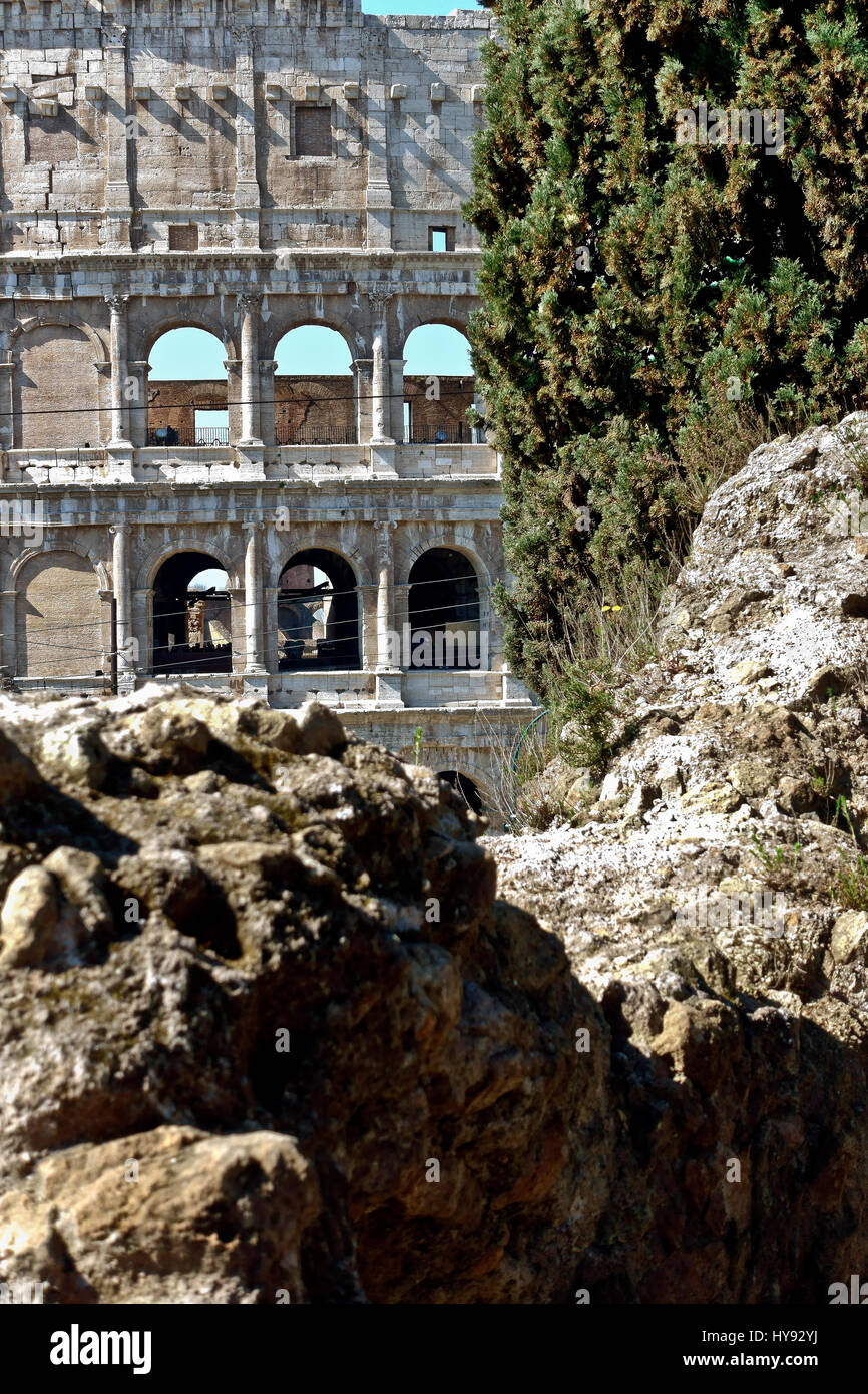 Nahaufnahme des Exterieur des Kolosseums (auch als Flavian Amphitheater bekannt) Colosseo. UNESCO-Weltkulturerbe. Rom, Latium, Italien, Europa. Stockfoto