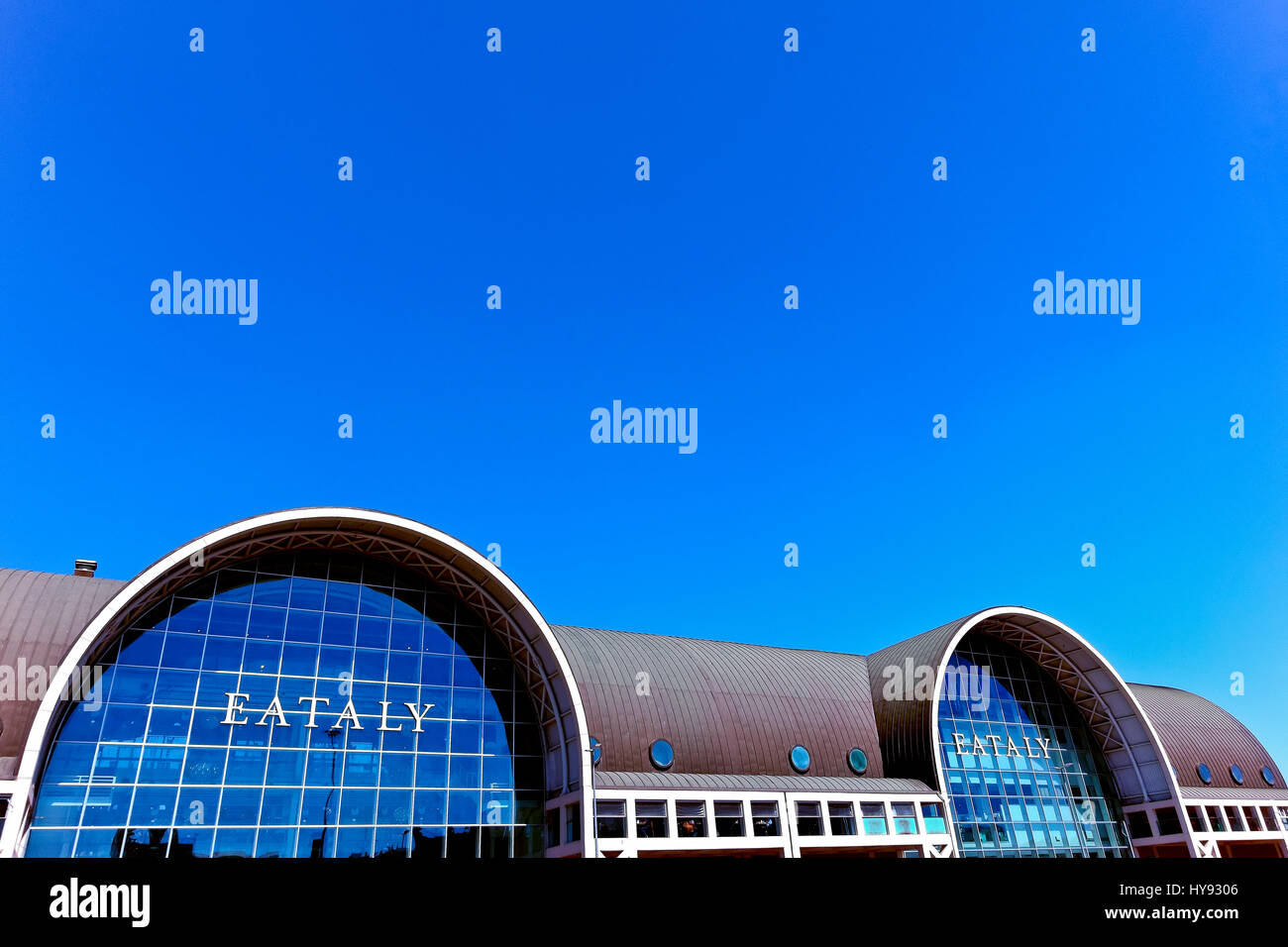 Eataly Einkaufszentrum Geschäfte Rom. Essen und Getränke. Das Ehemalige Ostiense Terminal. Italien, Europa, Europäische Union, EU. Blauer Himmel, Kopierbereich. Stockfoto