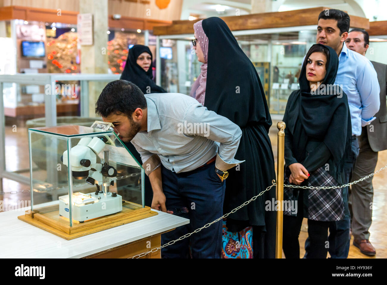 Touristischen Blick auf Stück aus Menschenhaaren, eingeschrieben mit einem religiösen Text im Museum von Aramenian apostolische Vank Kathedrale in Isfahan, Iran Stockfoto