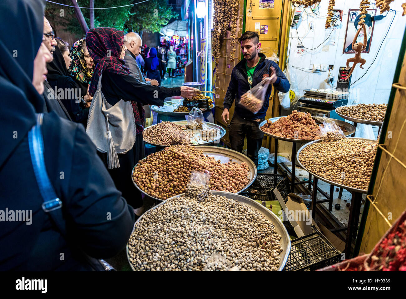 Pistazien und getrocknete Feigen für den Verkauf auf Bazar von Isfahan neben Naqsh-e Jahan Platz (Imam-Platz, Formlerly Shah Square) in Isfahan, Iran Stockfoto