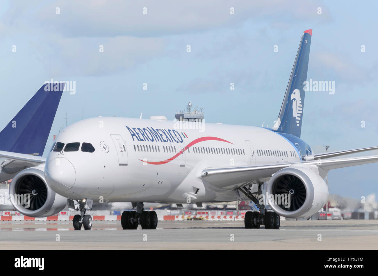 Flugzeug Boeing 787 Dreamliner von Aeromexico Airline, ist den Fahrgästen terminal, ankommen, nachdem es in Madrid, Adolfo Suarez Flughafen gelandet ist. Stockfoto