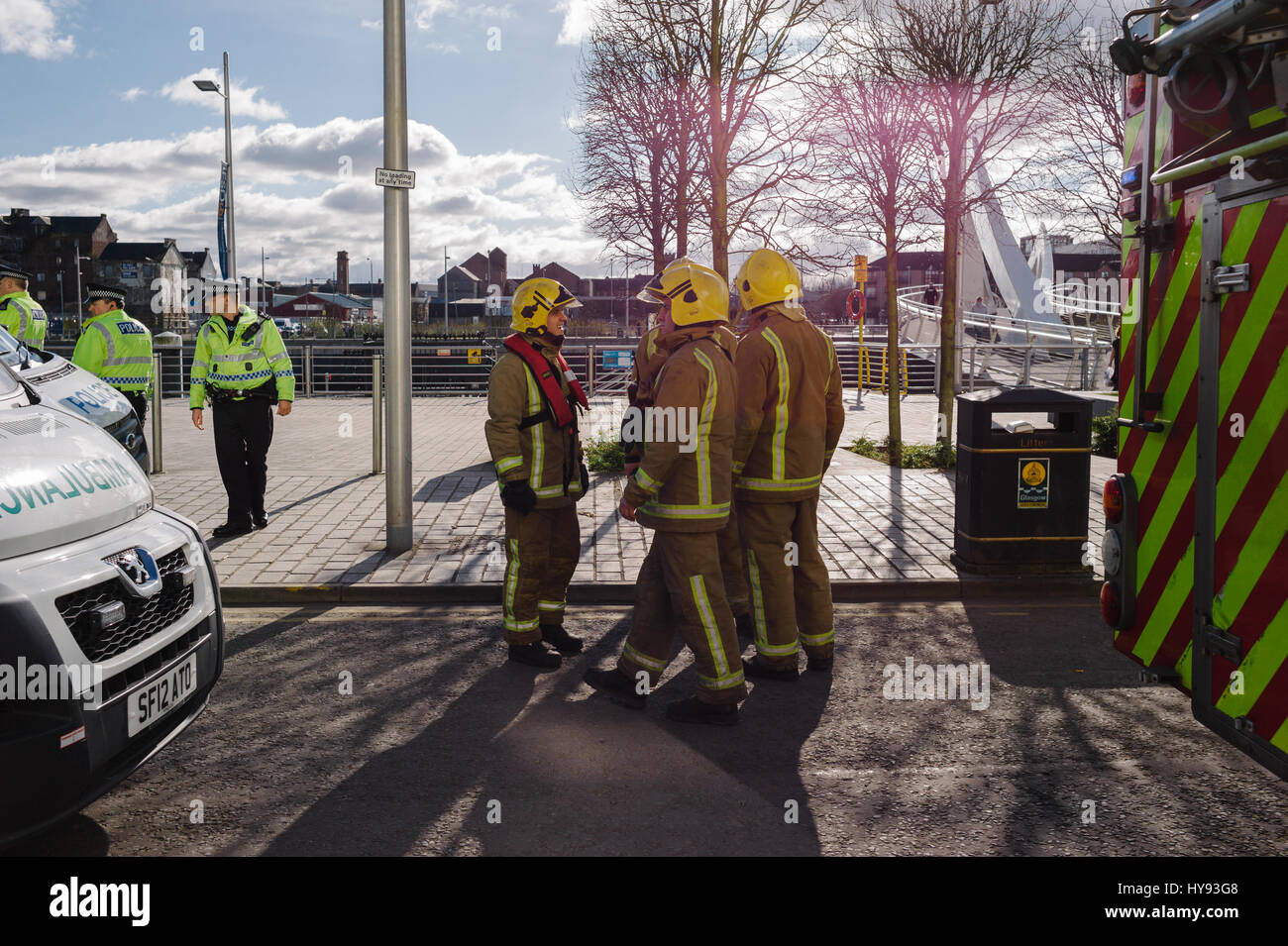 Polizei, Feuerwehr und Rettungsdienste, die Teilnahme an einem Notfall im Stadtzentrum von Glasgow. Stockfoto