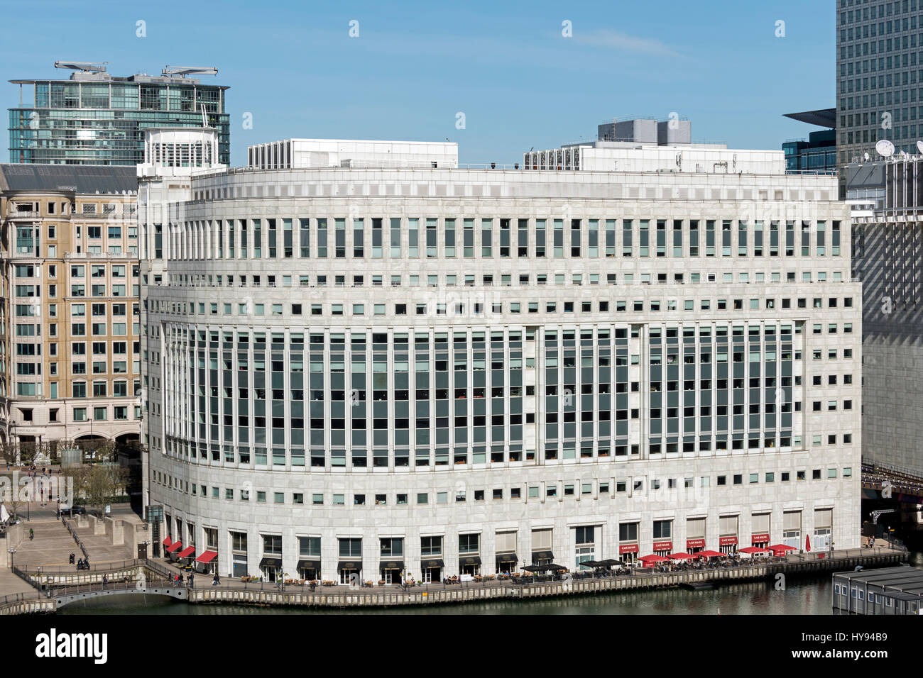 Dock-Blick auf 10 South Kolonnade, Canary Wharf Estate, London UK. Stockfoto