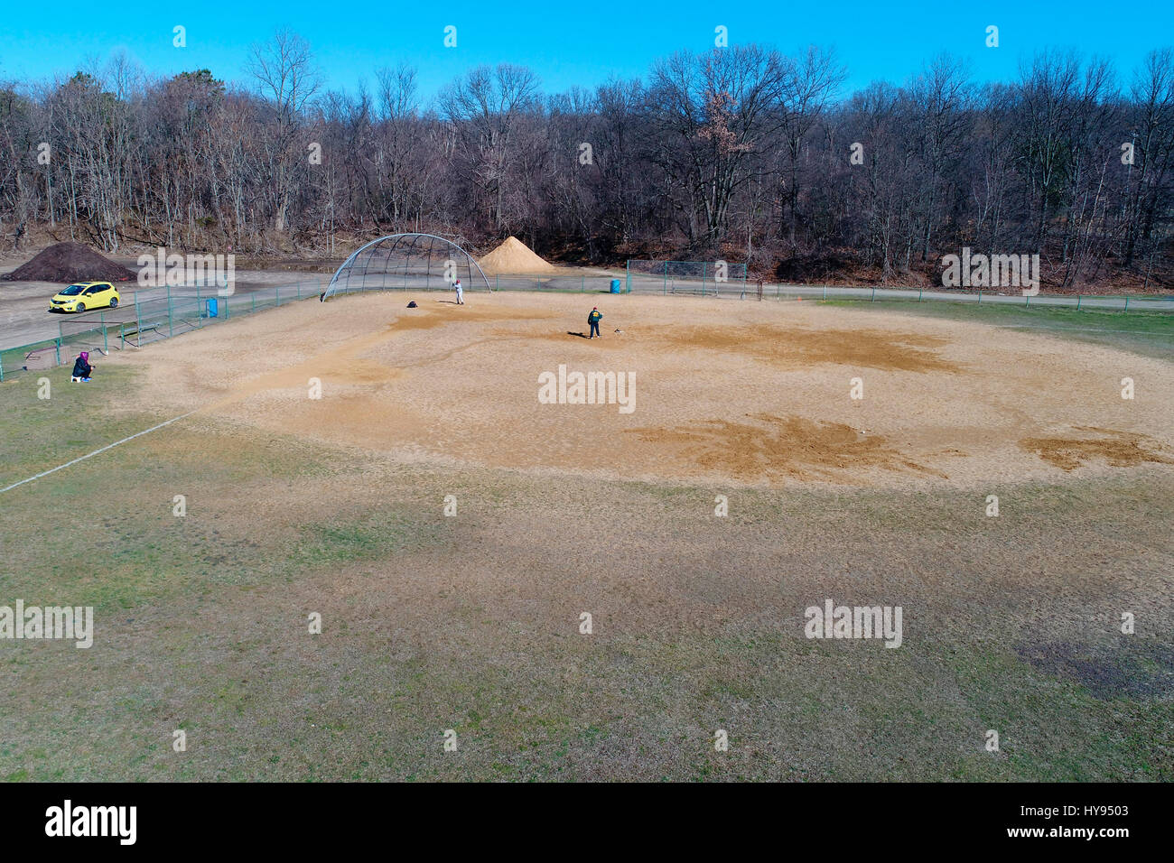 Vater und Sohn Praxis Baseball auf ein leeres Feld Stockfoto