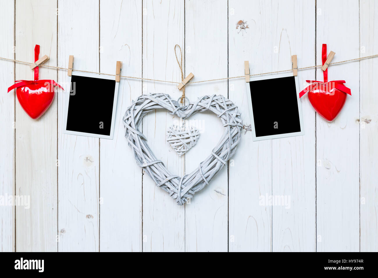 rustikale Deko Herzen und Foto Holzrahmen Vintage Holz-Hintergrund mit Raum hängen. Stockfoto