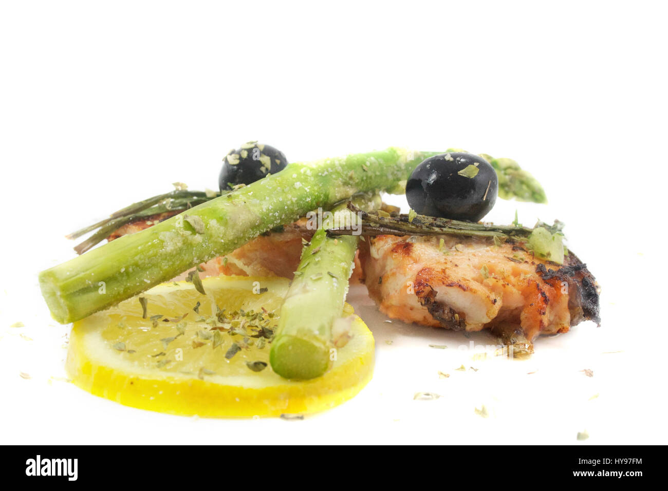 Einfaches gebackenes und gegrilltes Lachs Rezept gekocht mit Spargel, Oliven und Zitronen. Leckere und gesunde Rezepte Bild. Stockfoto