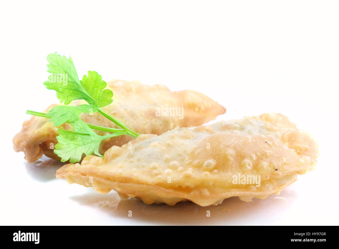 Einfach und leckere gefüllte Teigtaschen gebacken mit Käse und Hühnerfleisch. Leckere Vorspeisen und leichten Snack. Stockfoto