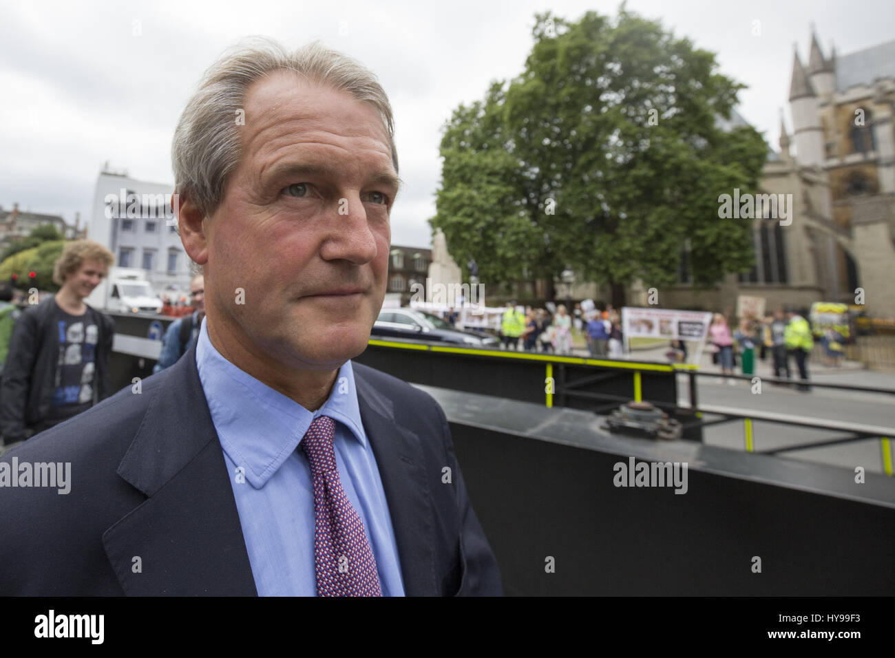 Owen Paterson, MP für North Shropshire, außerhalb der Houses of Parliament während einer Anti-Fuchsjagd Protest. Paterson rigoros verteidigt Fuchsjagd und will das 2004 Verbot aufgehoben.  Mitwirkende: Owen Paterson wo: London, Vereinigtes Königreich bei: 14. Juli 2015 Stockfoto