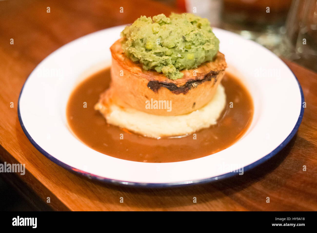 Steak Pie mit Erbsenpüree, Covered Market, Oxford, Oxford, England, Vereinigtes Königreich. Stockfoto